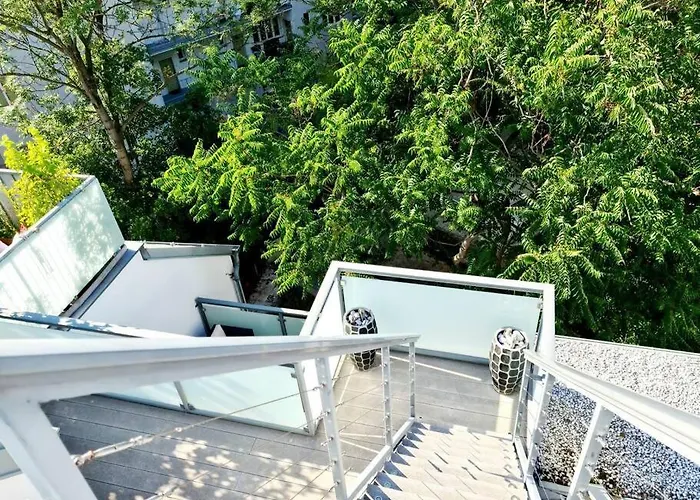 Luxury 4 Bedroom Roof With 3 Balconies & View *
